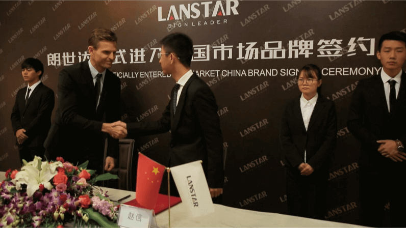 朗世達：指示牌界的領軍者